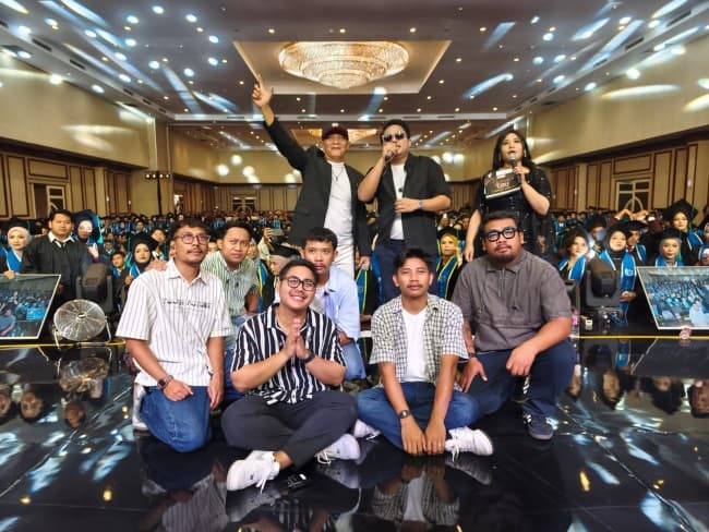 Bukan Sekadar Wisuda, Guyon Waton Jadi Kejutan UIBU untuk Ribuan Wisudawan
